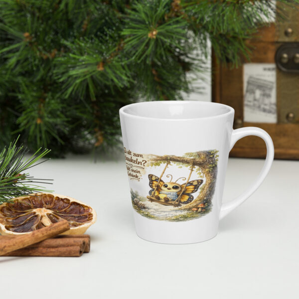 Milchkaffeetasse schaukelnder Schmetterling im Winter