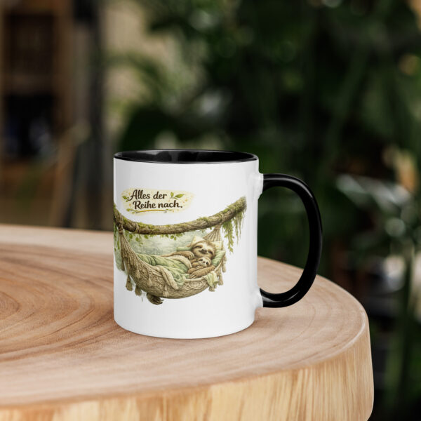 Tasse mit farbiger Innenseite chillendes Faultier