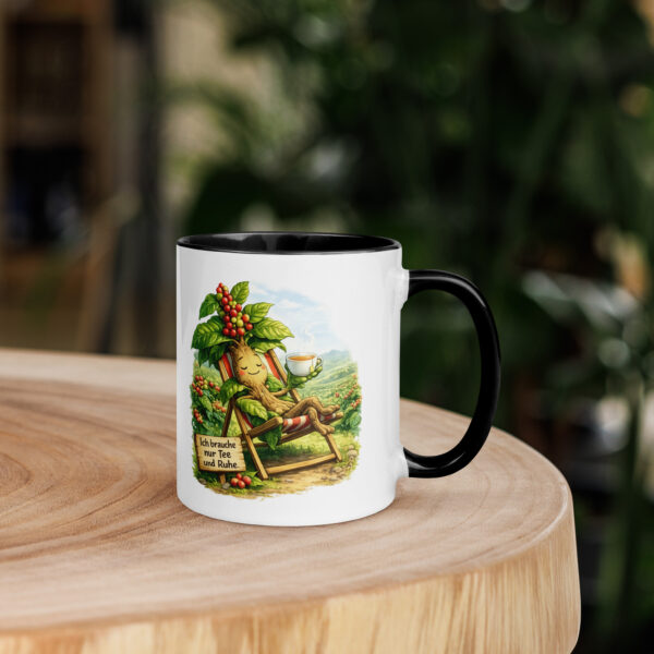Tasse mit farbiger Innenseite Tee trinkende Kaffeepflanze