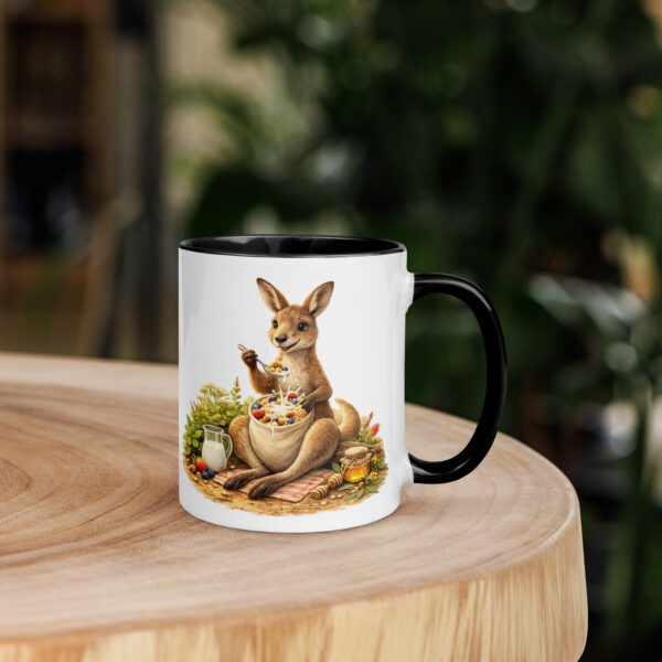 Tasse mit farbiger Innenseite Müsli essendes Känguru
