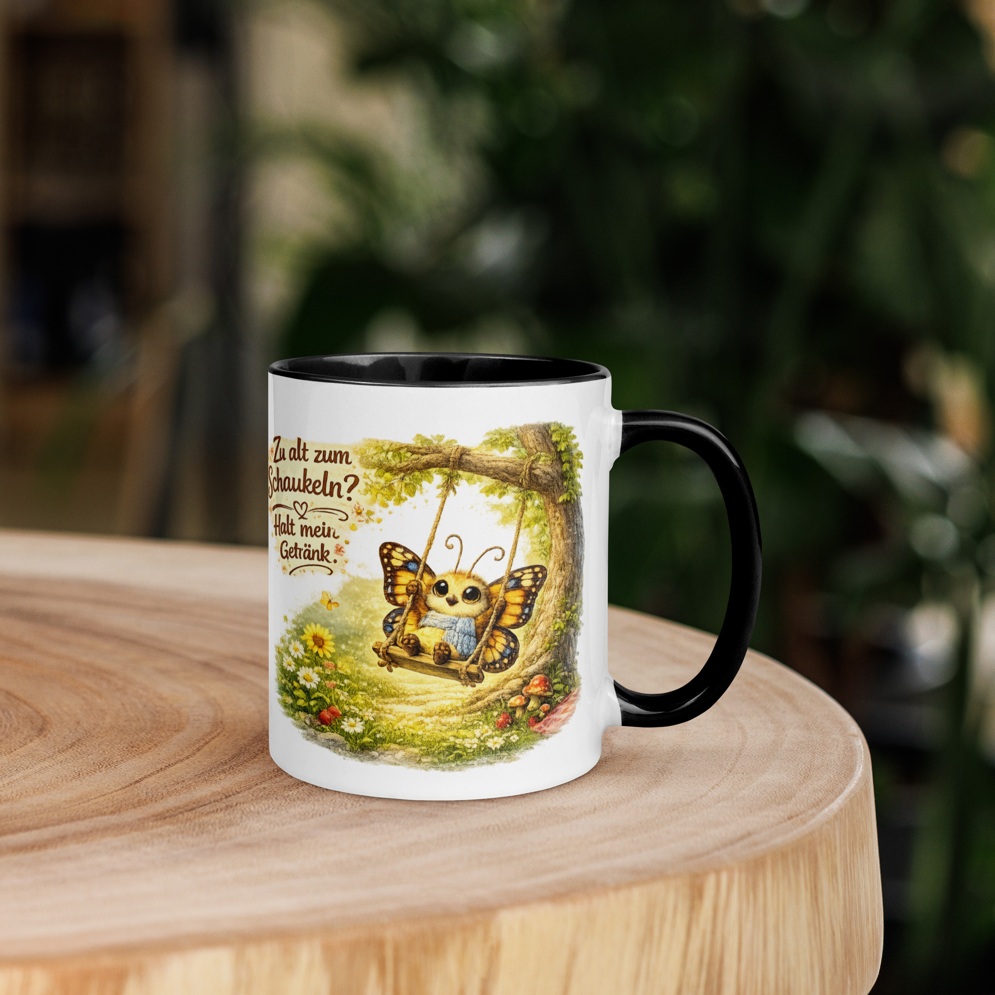 Tasse mit farbiger Innenseite schaukelnder Schmetterling im Sommer 1 Tasse mit farbiger Innenseite schaukelnder Schmetterling im Sommer
