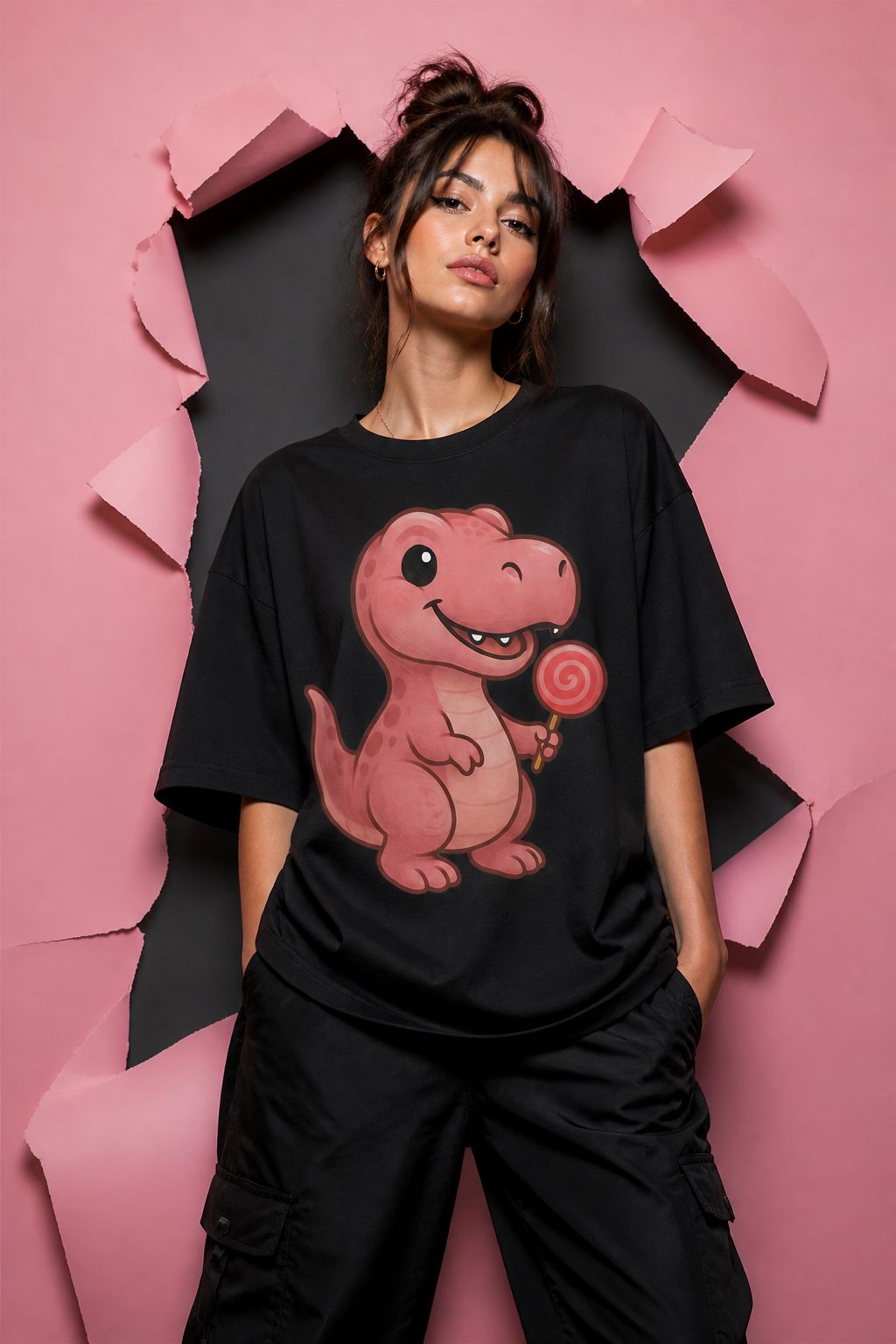 Model mit dem originalen Rosa-T-Rex-Design