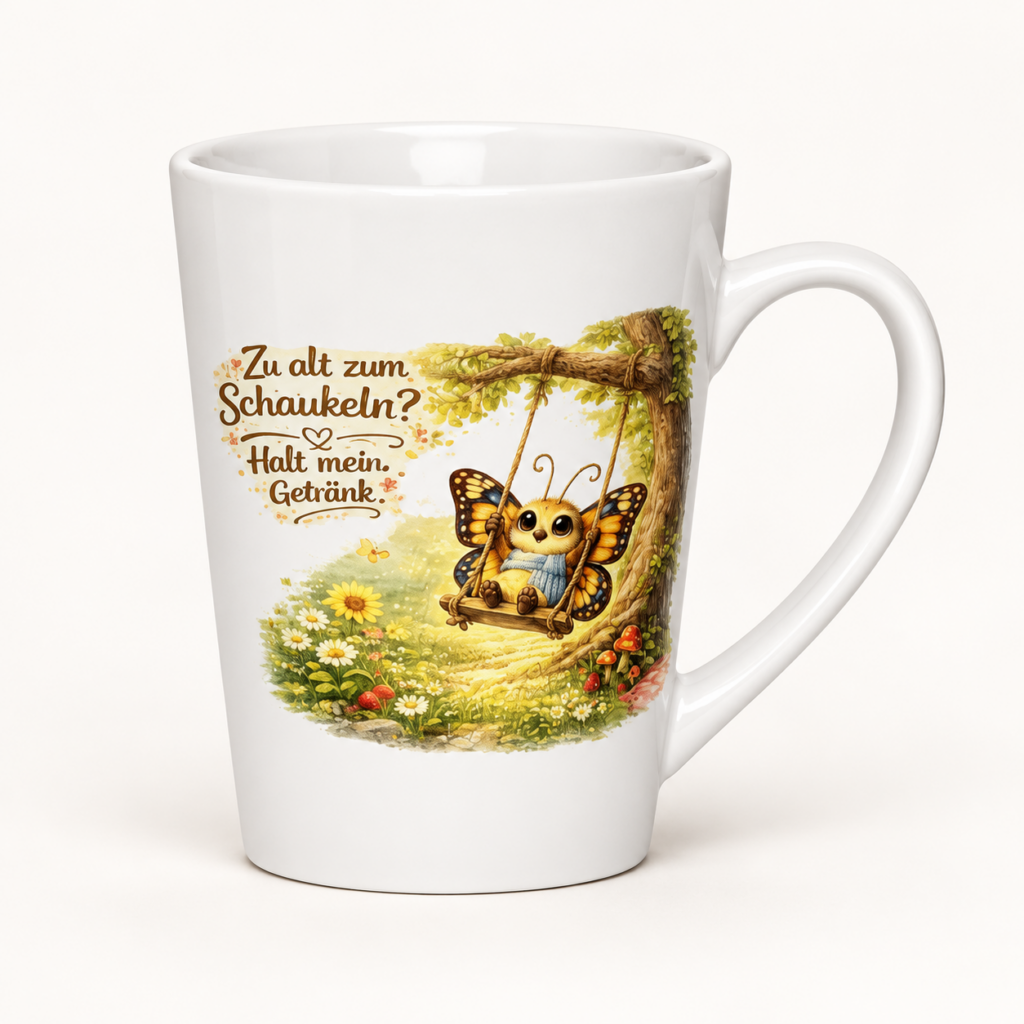 Milchkaffeetasse schaukelnder Schmetterling im Sommer