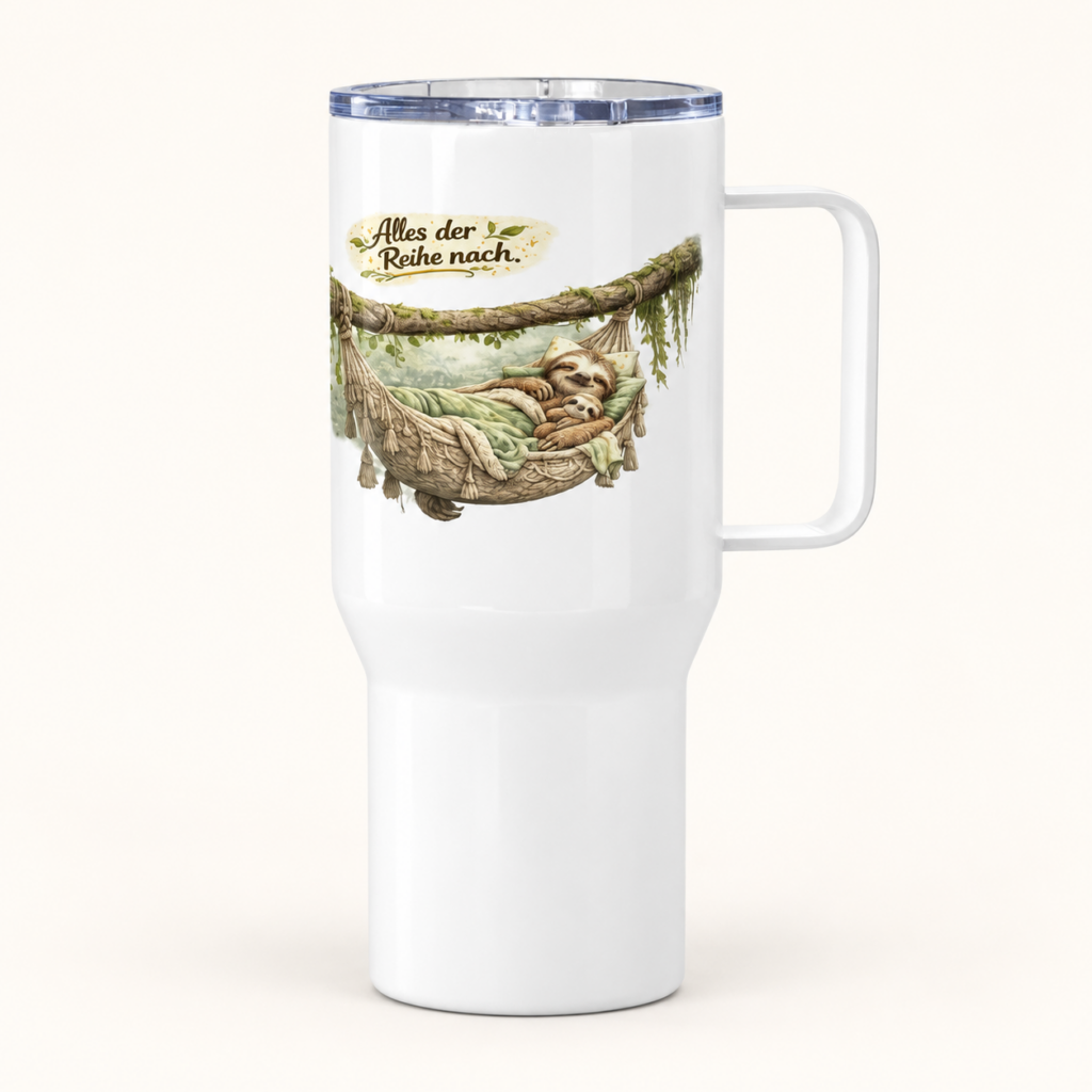Weißer Reisebecher mit Griff, 25 oz, mit Faultiermotiv und dem Schriftzug „Alles der Reihe nach.“ – frontale Produktansicht